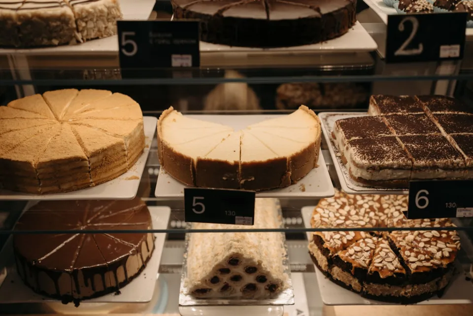 Bánh tart trái cây bày quầy