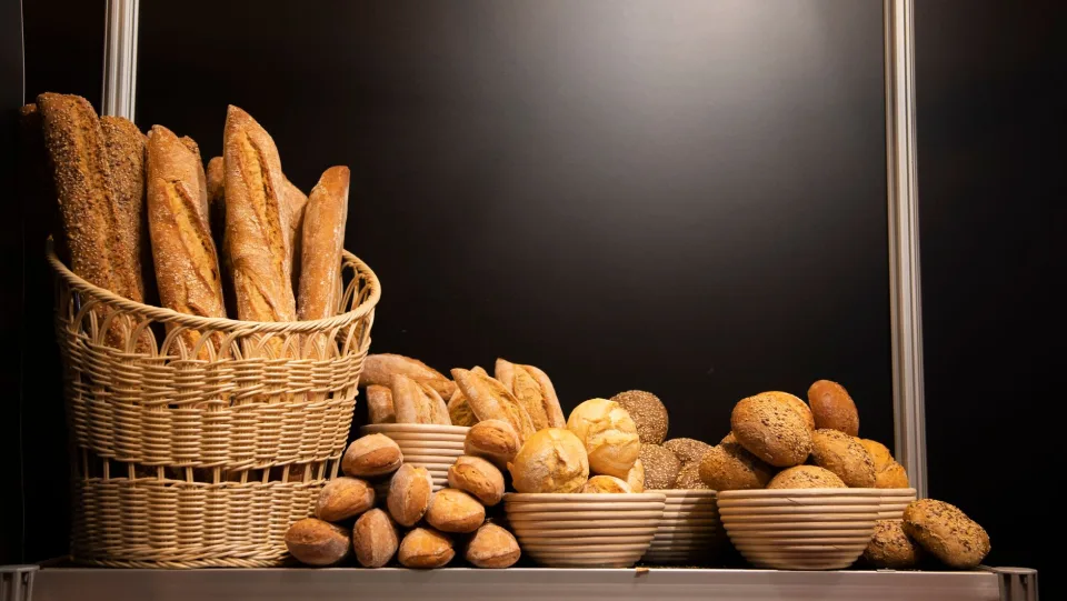 Khách cầm ổ bánh mì vừa ra lò